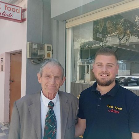 Guest House And Tavern Leo Sarandë 외부 사진