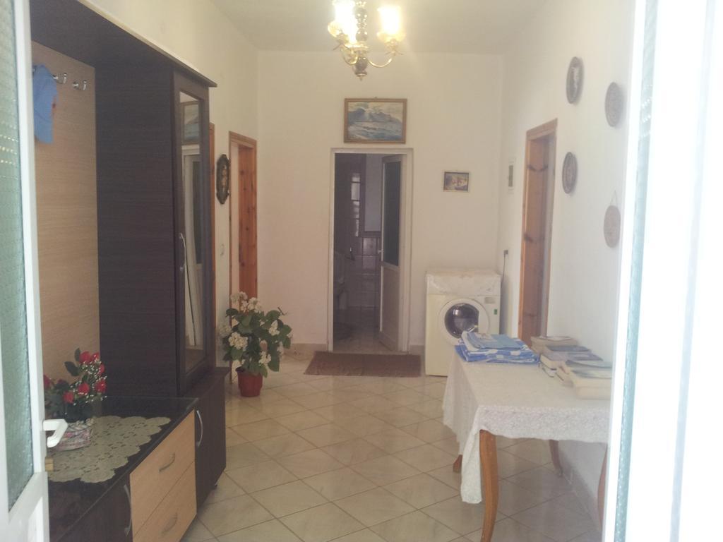 Guest House And Tavern Leo Sarandë 외부 사진
