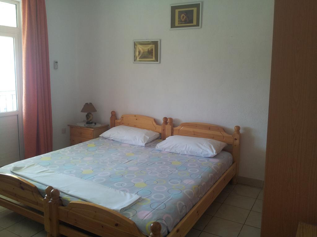 Guest House And Tavern Leo Sarandë 외부 사진