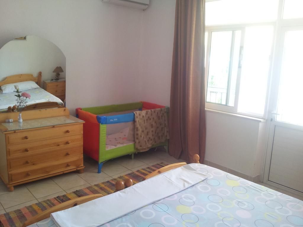 Guest House And Tavern Leo Sarandë 외부 사진