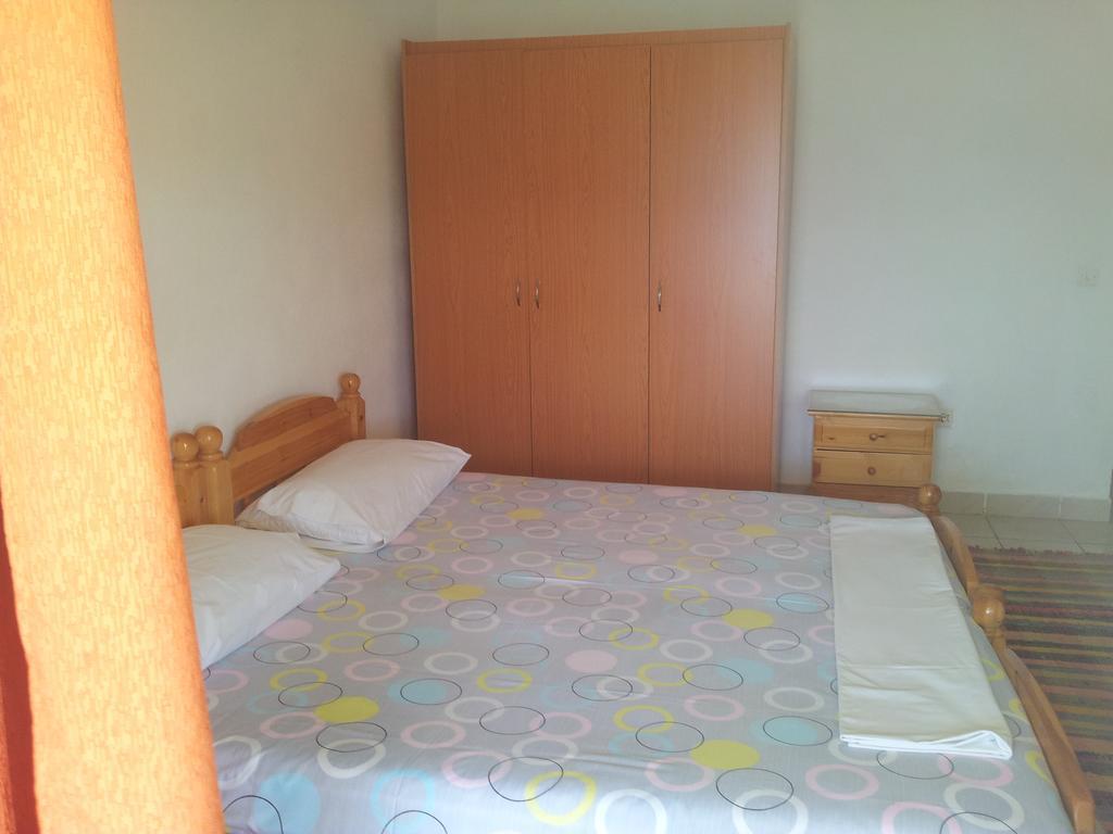Guest House And Tavern Leo Sarandë 외부 사진