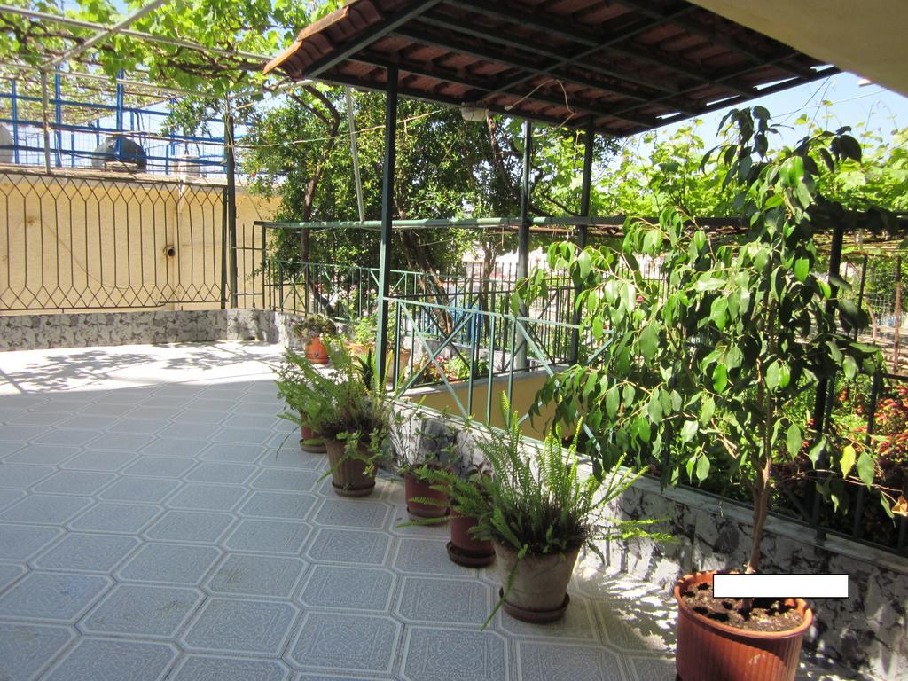 Guest House And Tavern Leo Sarandë 외부 사진