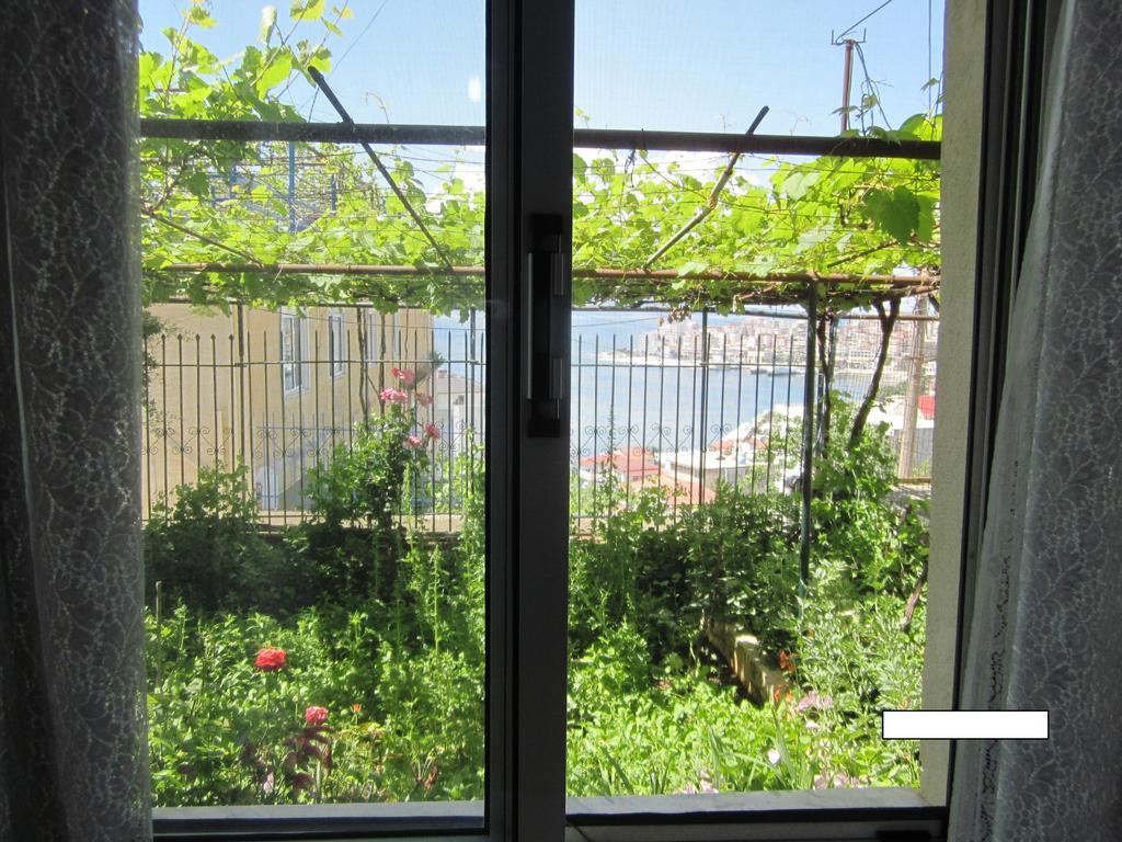 Guest House And Tavern Leo Sarandë 외부 사진