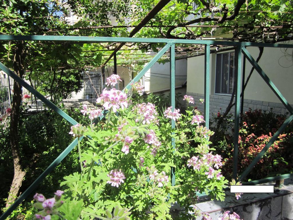 Guest House And Tavern Leo Sarandë 외부 사진