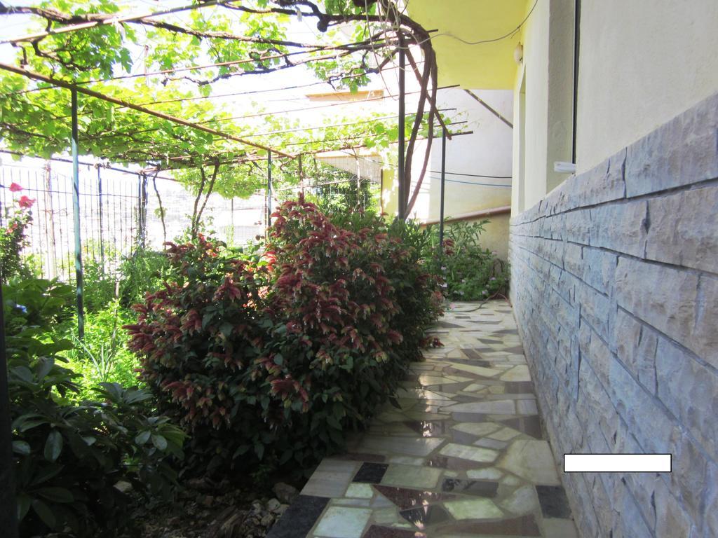 Guest House And Tavern Leo Sarandë 외부 사진