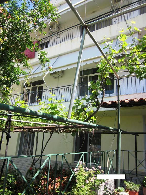 Guest House And Tavern Leo Sarandë 외부 사진