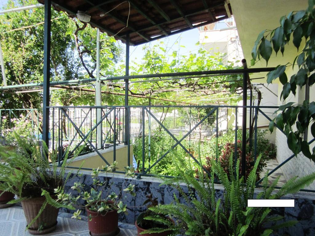 Guest House And Tavern Leo Sarandë 외부 사진