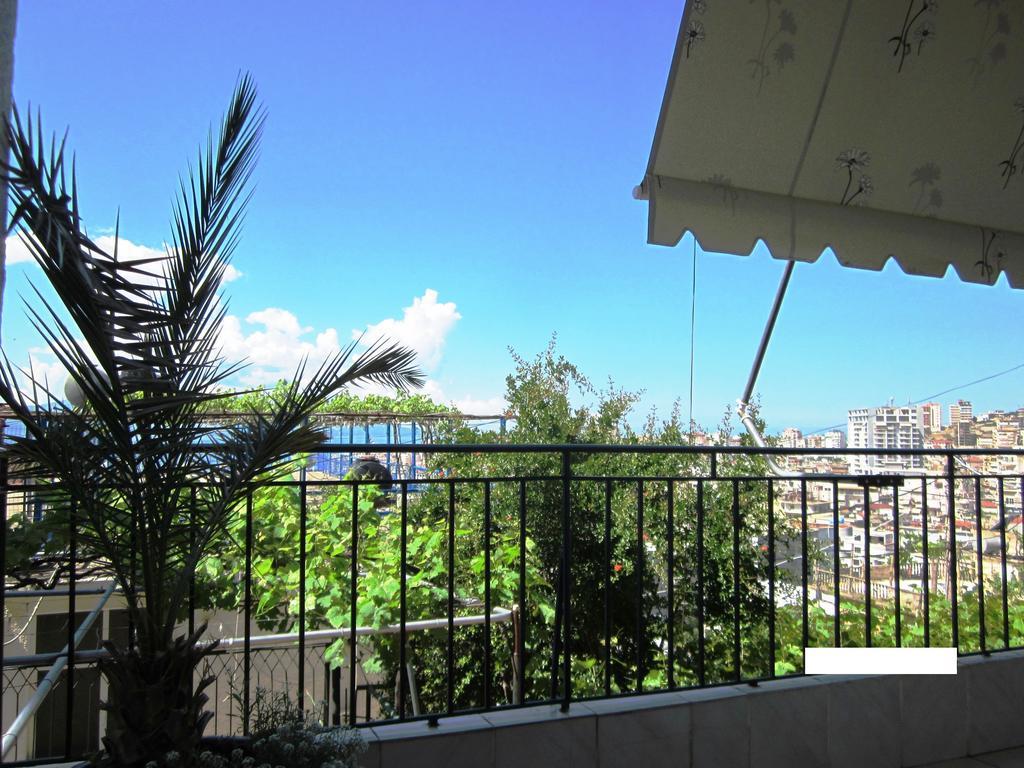 Guest House And Tavern Leo Sarandë 외부 사진