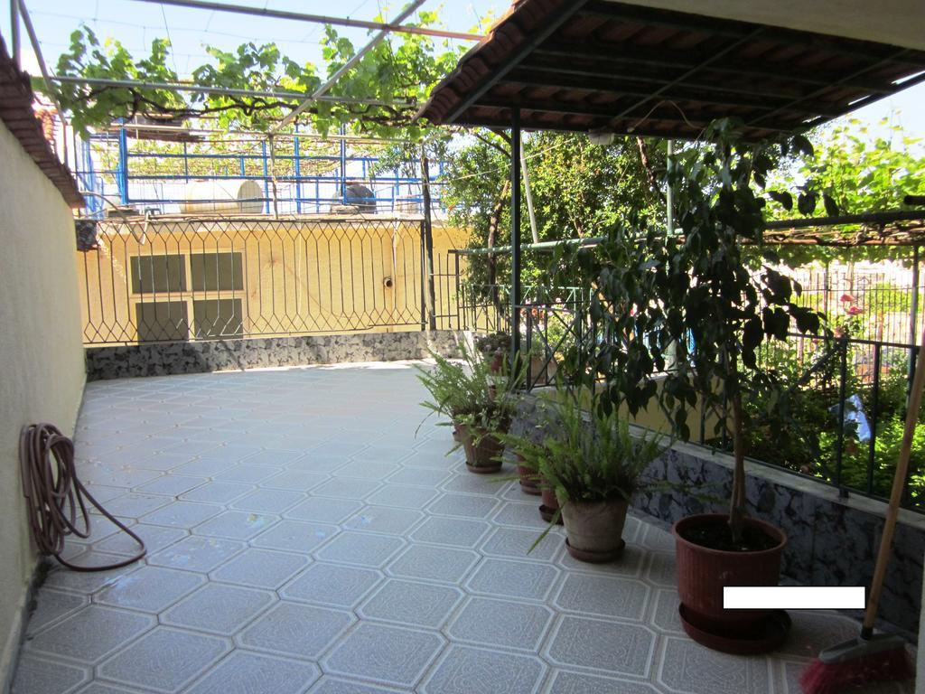 Guest House And Tavern Leo Sarandë 외부 사진