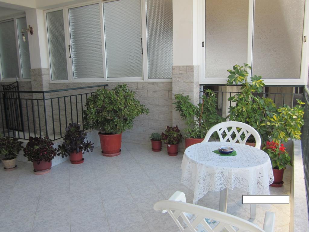Guest House And Tavern Leo Sarandë 외부 사진
