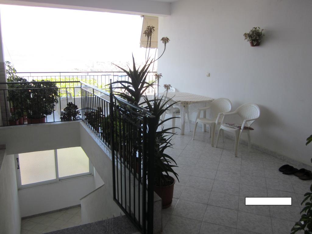 Guest House And Tavern Leo Sarandë 외부 사진