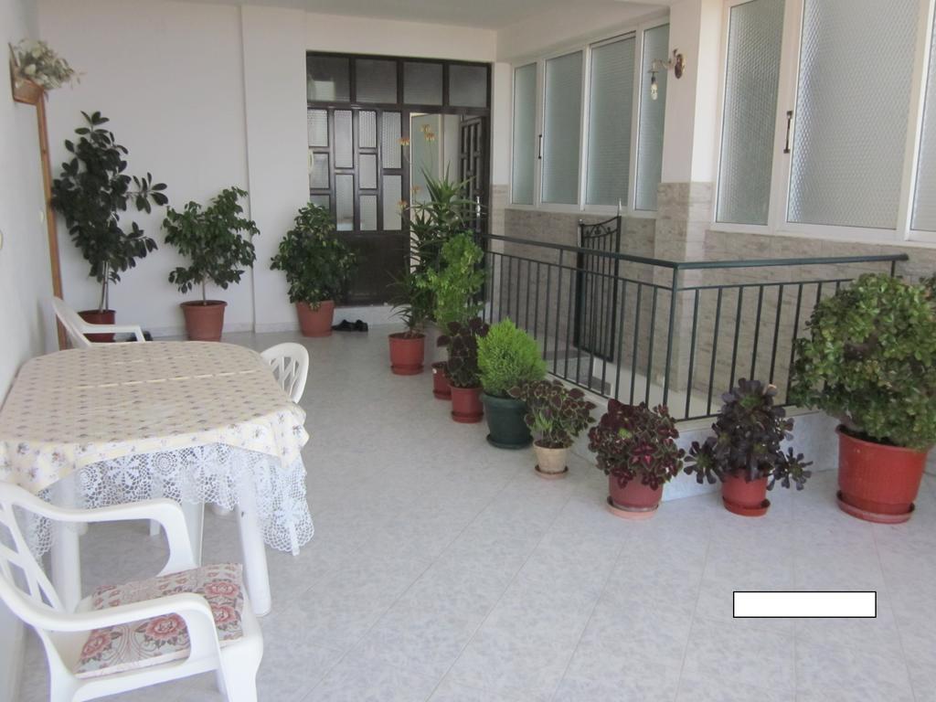 Guest House And Tavern Leo Sarandë 외부 사진