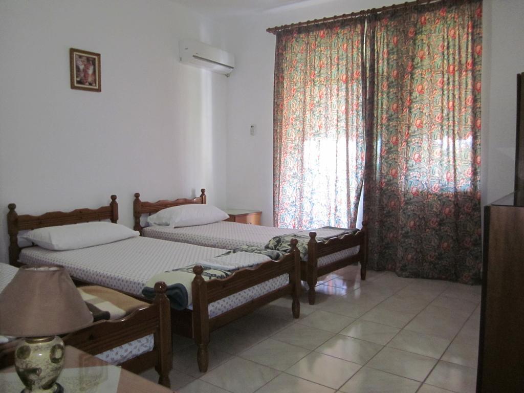 Guest House And Tavern Leo Sarandë 외부 사진
