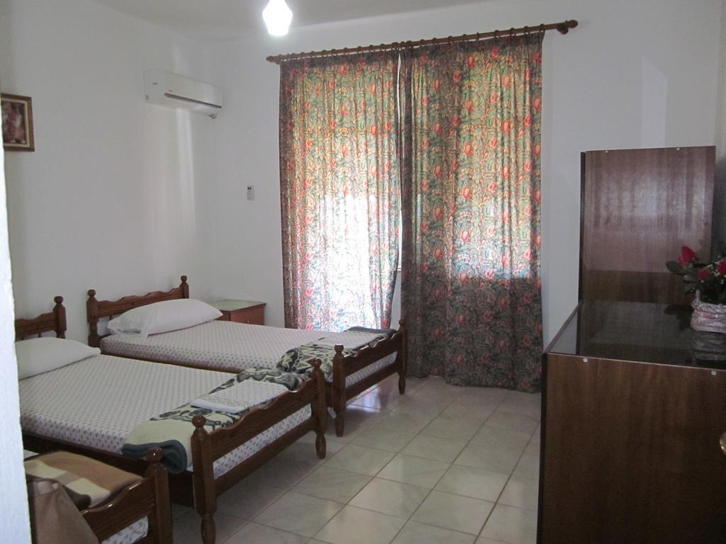 Guest House And Tavern Leo Sarandë 외부 사진