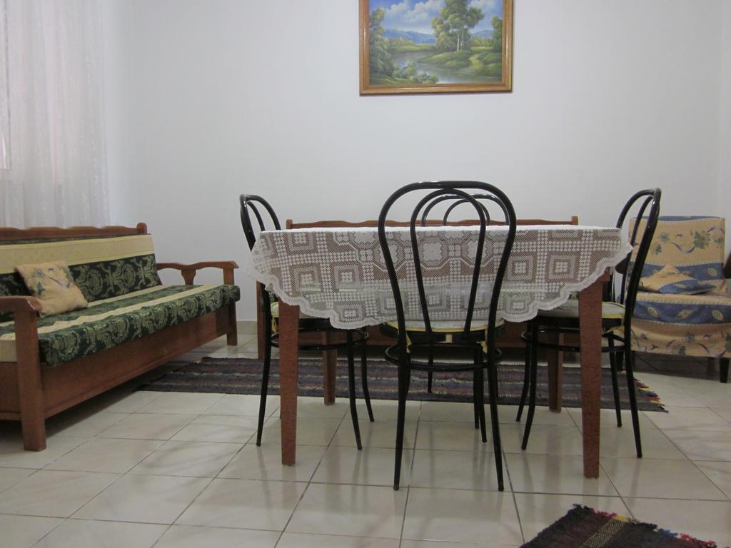 Guest House And Tavern Leo Sarandë 외부 사진