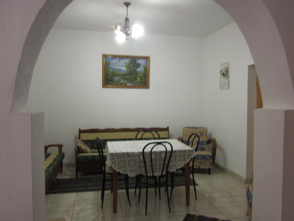 Guest House And Tavern Leo Sarandë 외부 사진