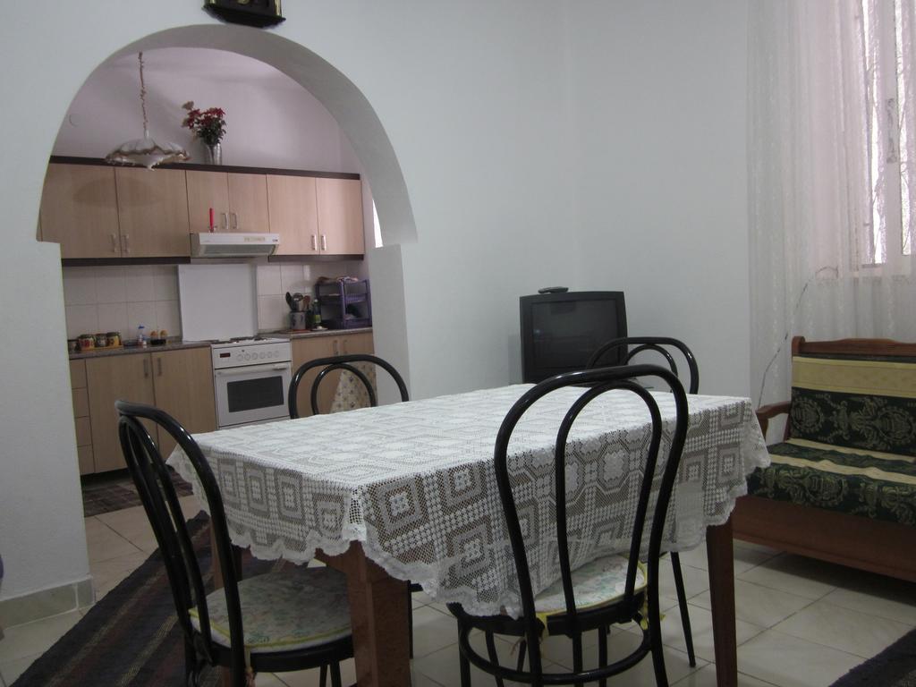 Guest House And Tavern Leo Sarandë 외부 사진