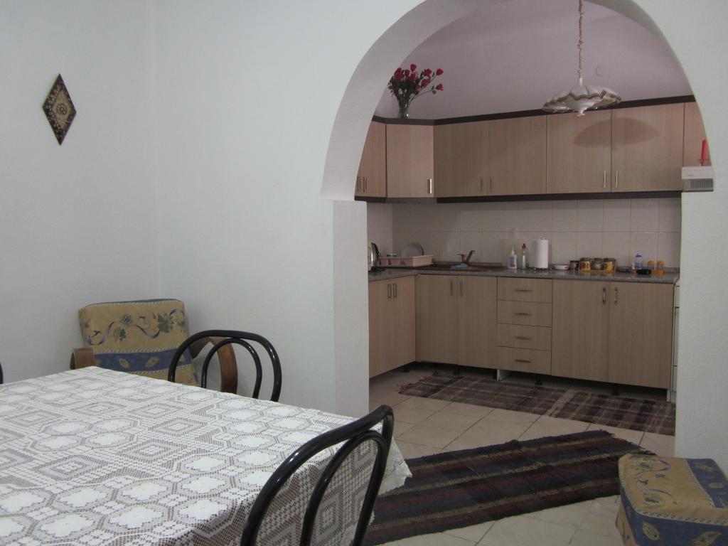 Guest House And Tavern Leo Sarandë 외부 사진