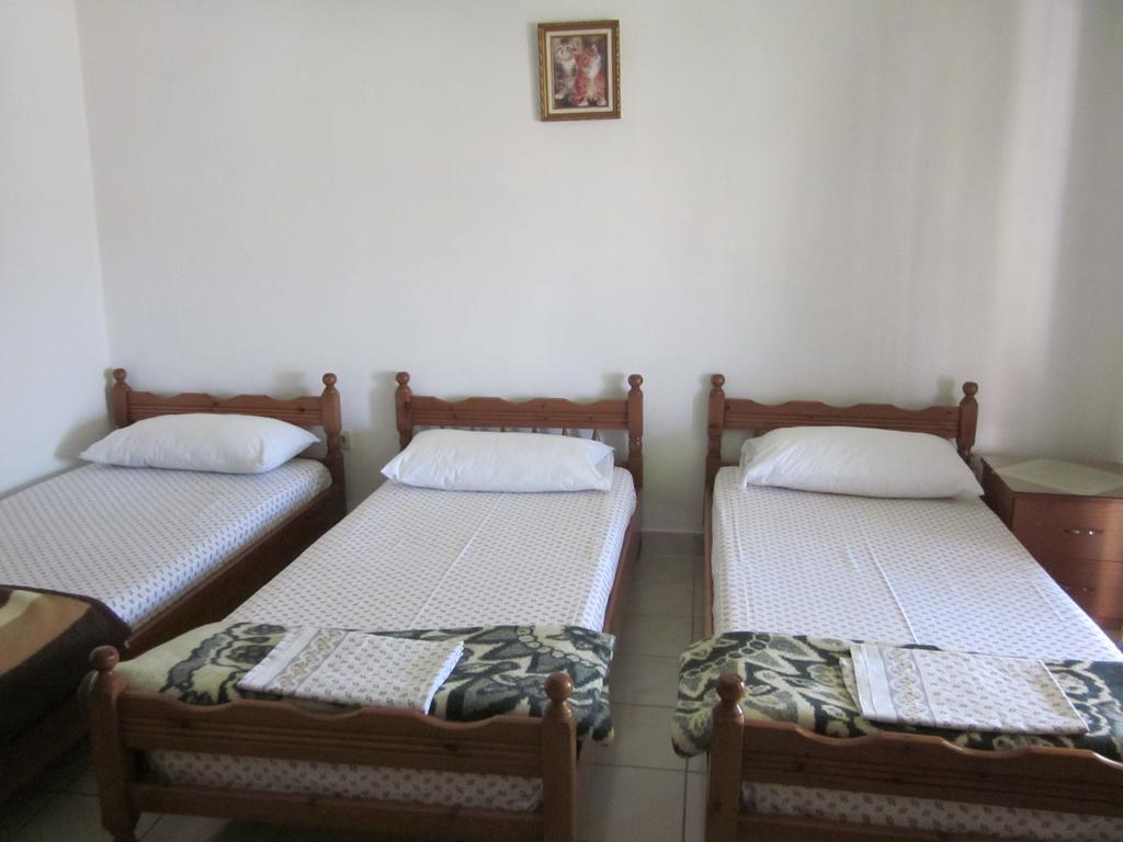 Guest House And Tavern Leo Sarandë 외부 사진
