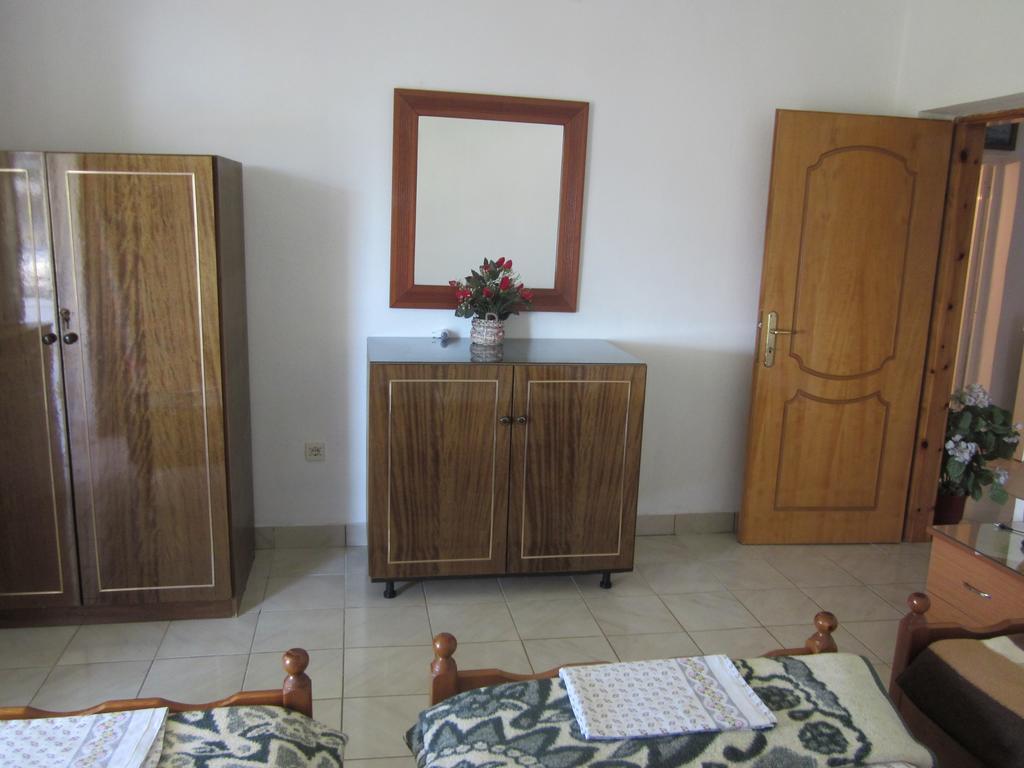 Guest House And Tavern Leo Sarandë 외부 사진