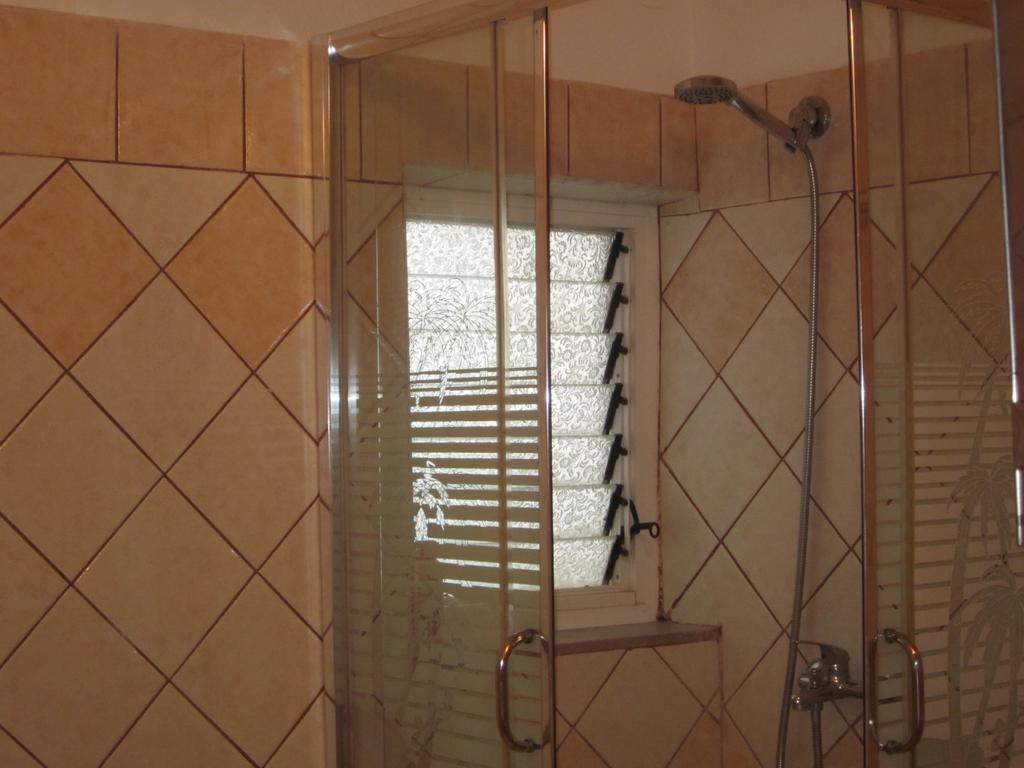 Guest House And Tavern Leo Sarandë 외부 사진