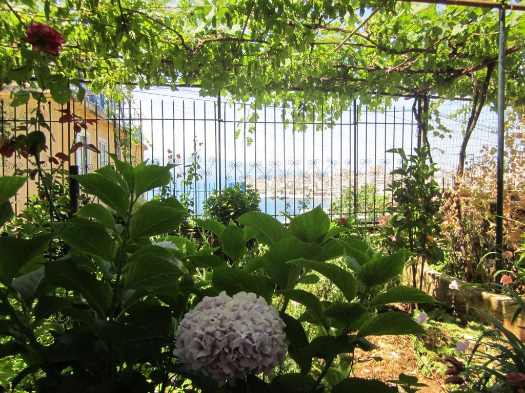 Guest House And Tavern Leo Sarandë 외부 사진