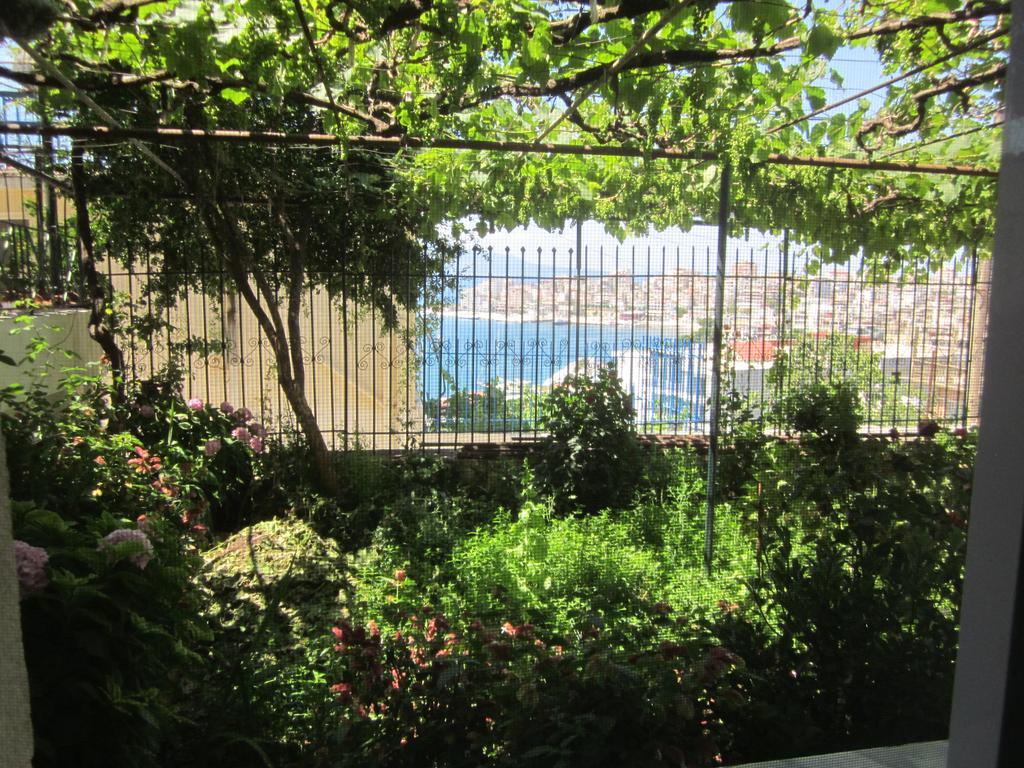 Guest House And Tavern Leo Sarandë 외부 사진