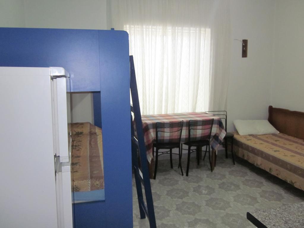 Guest House And Tavern Leo Sarandë 외부 사진