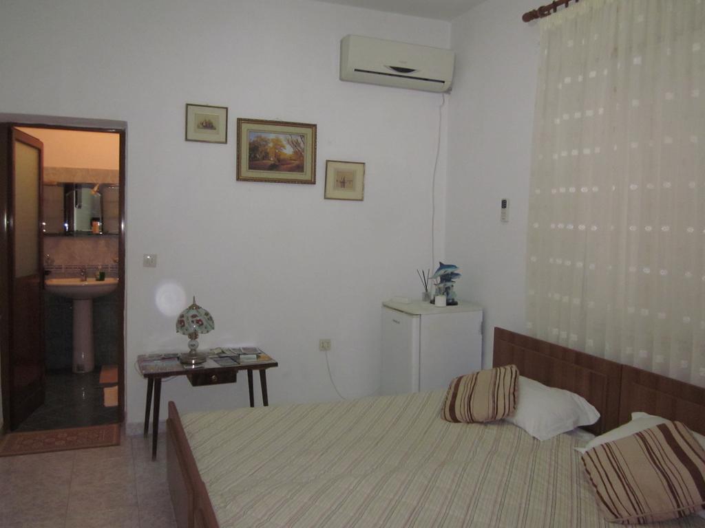 Guest House And Tavern Leo Sarandë 외부 사진