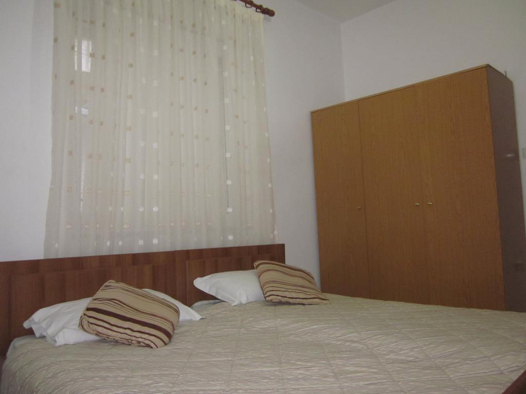 Guest House And Tavern Leo Sarandë 외부 사진